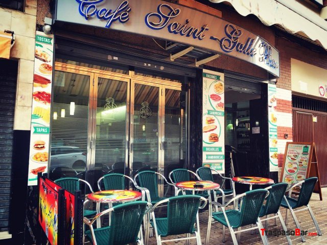 BAR EN PLENO FUNCIONAMIENTO 