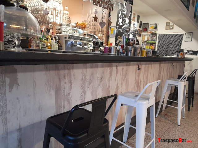 SE TRASPASA BAR-CAFETERIA ZONA CAMPAMENTO/C.JARDIN