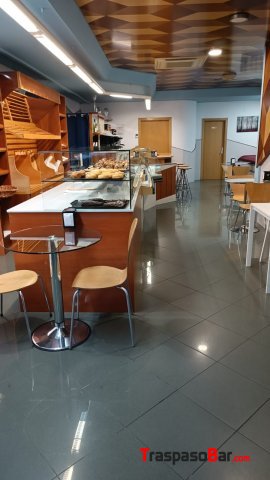 Se traspasa panadería cafetería 