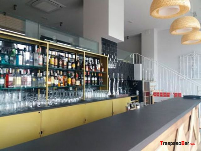 Traspaso Cafetería 270m² con terraza en zona Argüe