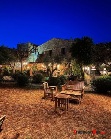 Restaurante con viviendo al lado de Roses