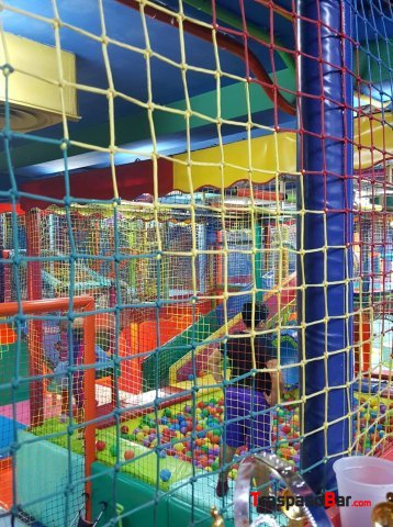 Parque infantil con cafeteria
