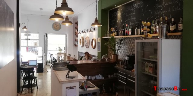 se traspasa bar cafeteria en pleno funcionamiento