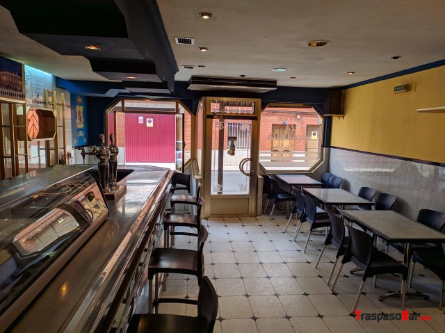 Se alquila café-bar