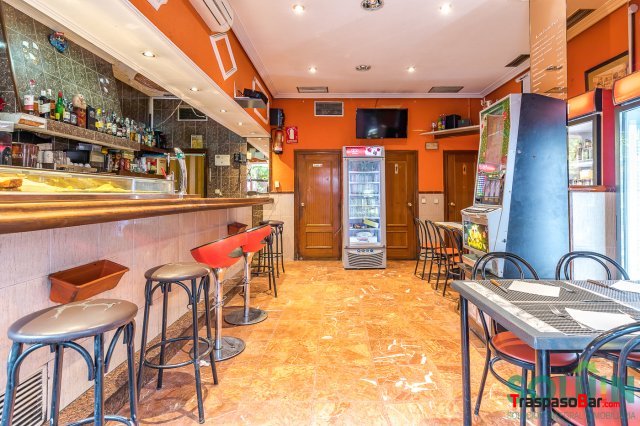 TRASPASO DE BAR CAFETERÍA CON TERRAZA