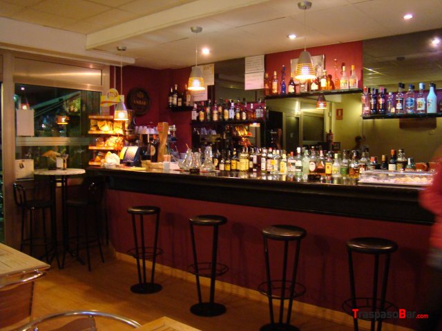 SE ALQUILA BAR SEGUNDA LINEA DE MAR 
