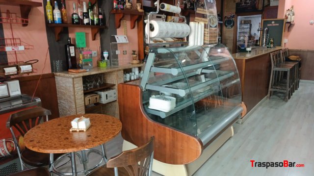 Se traspasa cafetería 