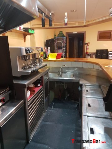 Se traspasa bar en Tona 