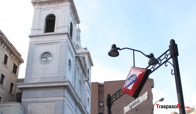 Bar Restaurante, 22 mesas de terraza, Iglesia