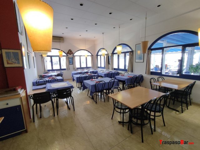 Restaurante en puerto marítimo .