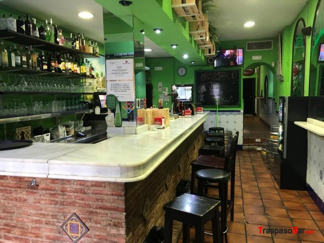 Bar con cocina con terraza en Gaztambide, Chamberí
