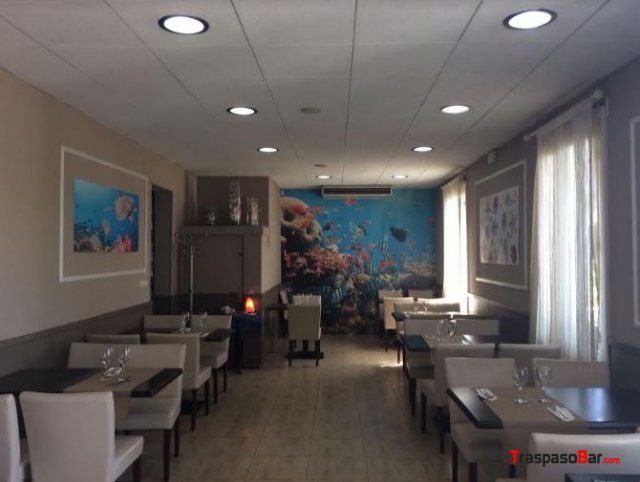 Restaurante con gran terraza privada