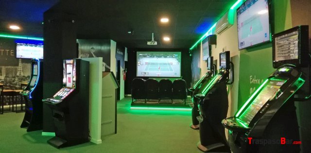 Local de apuestas deportivas con barra