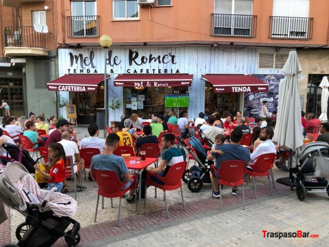 TRASPASO CAFÉ-BAR Y TIENDA