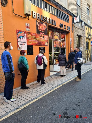 Se transpasa tienda de comida para llevar . 