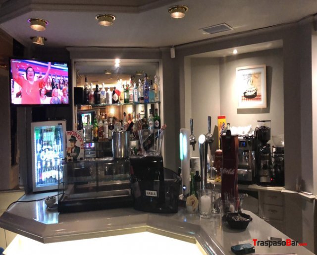 Traspaso Bar con salida de humos de 70m² con terra