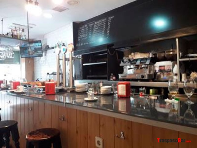 Traspaso charcutería 135m² con terraza en zona Igl