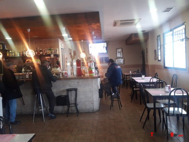 BAR CON S/H Y TERRAZA DE 20 MESAS