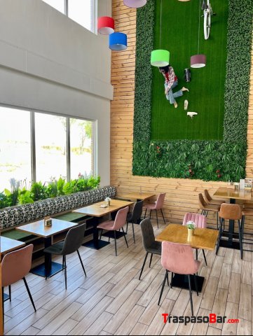 OPORTUNIDAD! RESTAURANTE CON TERRAZA REFORMADO