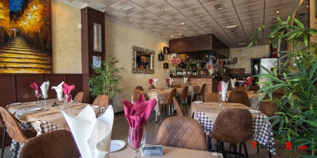 Restaurante en pleno funcionamiento con clientela 