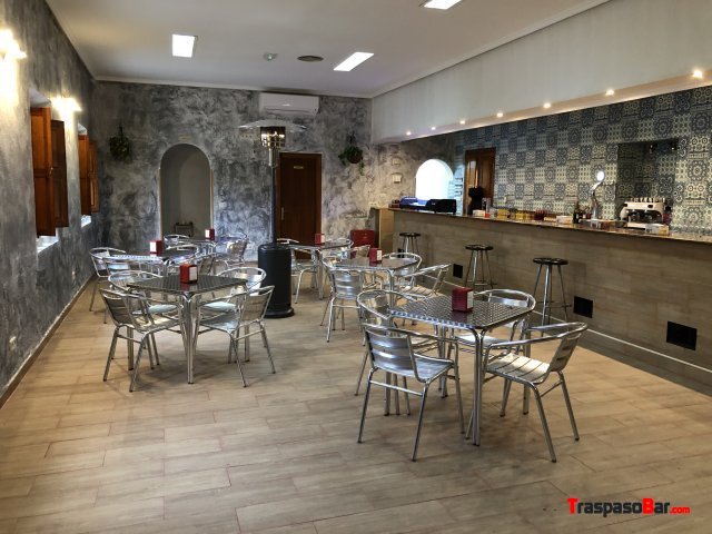SE ALQUILA BAR
